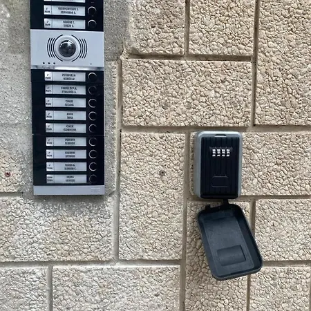 Esperia Attico شقة